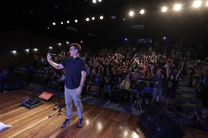 Connor Trinneer filming the audience at StarCon F30